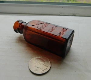 IMPRESIONANTE VENENO CALAVERA Y HUESO CRUZADO EN RELIEVE, VENENO, YODO TINTO - Imagen 1 de 3