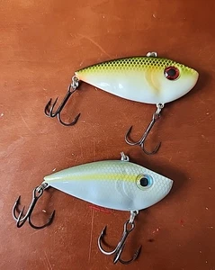 (2) Strike King Red Eye Shad Lipless Crankbaits TN Shad & Sexy Blueback Herring  - Bild 1 von 5