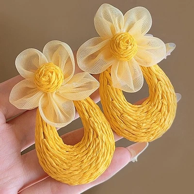 Pendientes colgantes de hierba lafita tejidos estilo vacaciones malla flor pendientes para mujer Foto 1 de 4