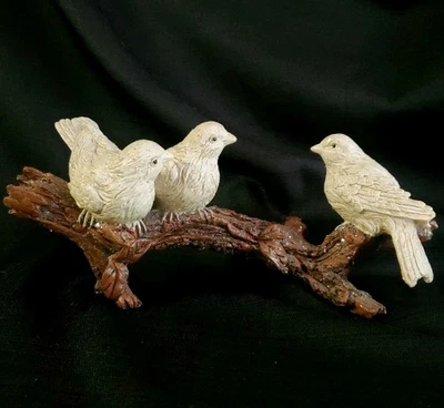 Pájaros blancos en rama nevada decoración de mesa de invierno Foto 1 de 4