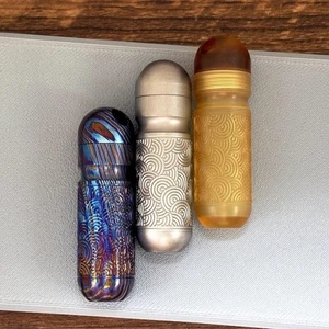 PEI Titanio Damasco Porta Pastillas Estuche Contenedor Organizador Impermeable Portátil - Imagen 1 de 13