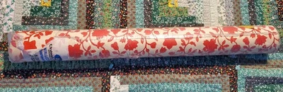 Rollo de papel tapiz United-DeSoto vintage nuevo en stock en bonitas enredaderas florales rojas y blancas Foto 1 de 4