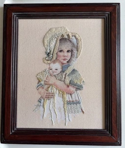 Niña bordada bien enmarcada con muñeca Jana Hager’s usada en excelente estado - Imagen 1 de 12