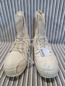 MICKEY MOUSE BUNNY BOOTS BATA 9 REGULAR WHITE NEW usually fits size 10 shoe - Picture 1 of 21