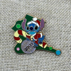 RARE!! Disney Store JAPAN Pin LE 1200 Stitch Christmas 2005 - Picture 1 of 2