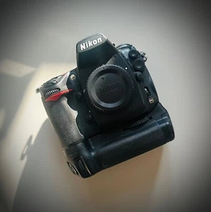 Kamera Nikon D700 - Body mit Griff, wenig Auslösungen - Bild 1 von 6
