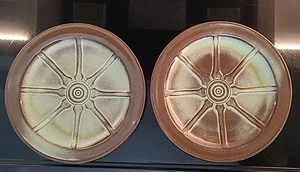 2 Frankoma Pottery Prairie Green Wagon Wheel Dinner Plates EXCELLENT (B3-E10) - Picture 1 of 7
