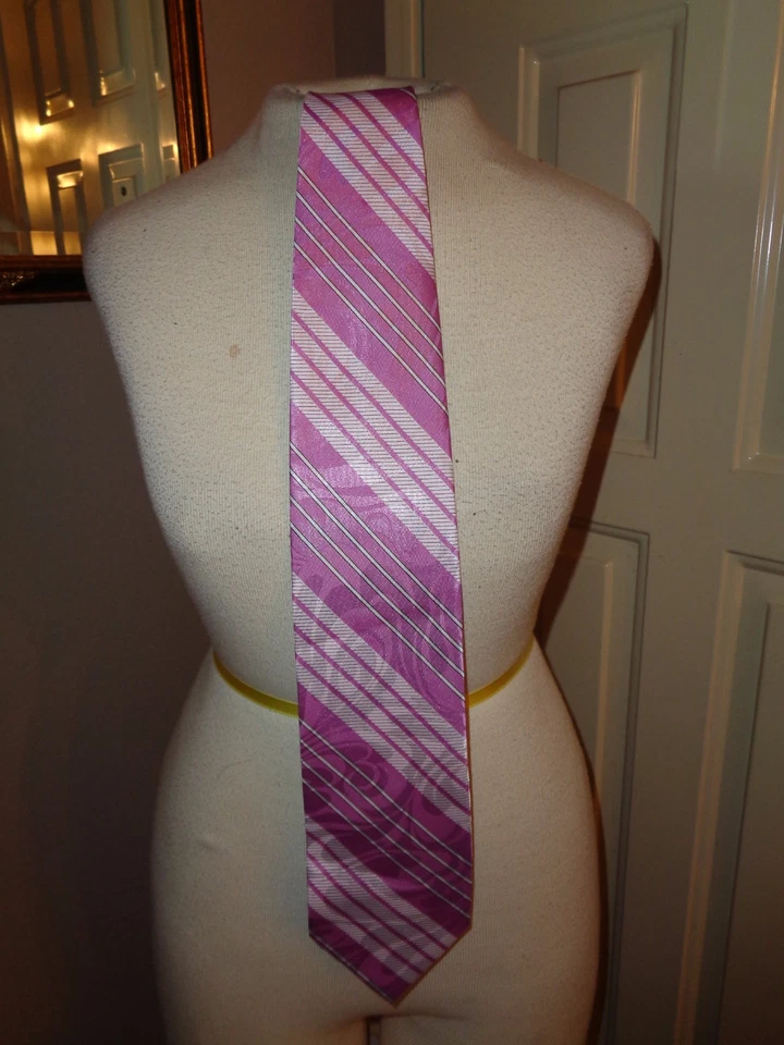 Corbata a rayas rosa y blanca para hombre de ROMARIO MANZINI. Poliéster/Seda. Foto 1 de 1