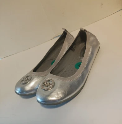 Niñas 4 Michael Kors OLYMPIA Plateado Metálico Ballet Pisos EXCELENTE Zapato Sin Cordones Foto 1 de 4