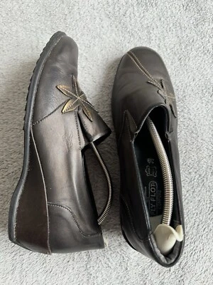 Zapatos sin cordones Fly Flot para mujer de cuero chocolate oscuro con detalle de hojas talla 39 Foto 1 de 4