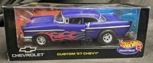 Chevy '57 personalizado escala 1:18 de Hot Wheels - púrpura con llamas - Imagen 1 de 4