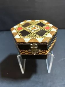 Spanische Intarsien Holz Schmuckschatulle mit Intarsien Riegel Scharniere Deckel 3 3/4" D Vintage - Bild 1 von 7