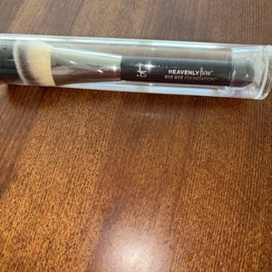 IT Cosmetics Heavenly Luxe Complexion Brush No 22 Bye Bye Foundation- New - Picture 1 of 5