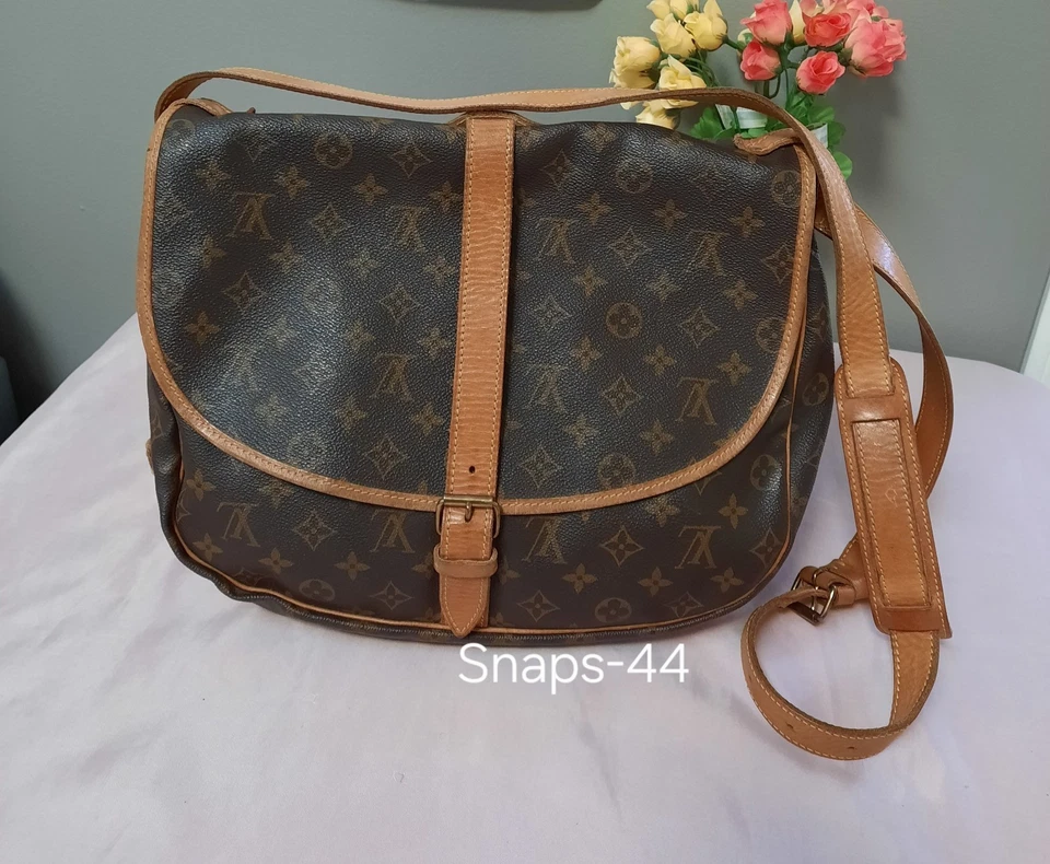 Bolso Bandolera Louis Vuitton Samur 35 Monograma Lona Hombro  Foto 1 de 4