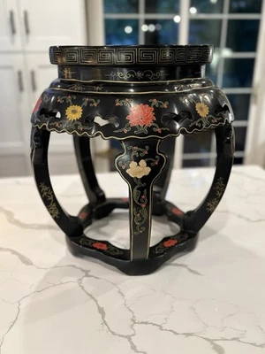 Taburete/mesa auxiliar chino vintage de madera lacada negra pájaro, mesa de tambor de flores Foto 1 de 4