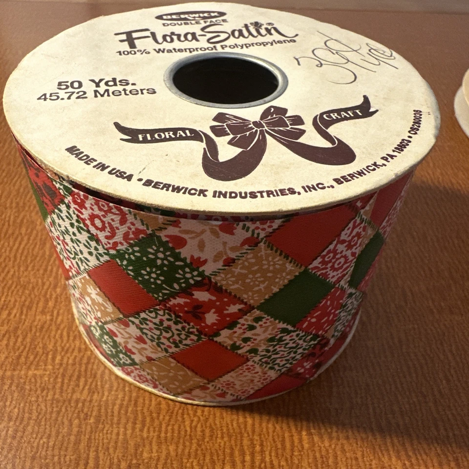 Cinta artesanal de retazos navideños satinados de flora Berwick de colección 2-3/4" x 50 YDS Foto 1 de 4