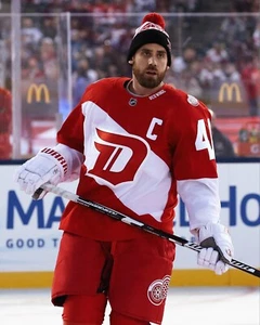 Henrik Zetterberg 2016 Stadium Series Detroit Red Wings 8x10 NHL Hockey Photo - Picture 1 of 1
