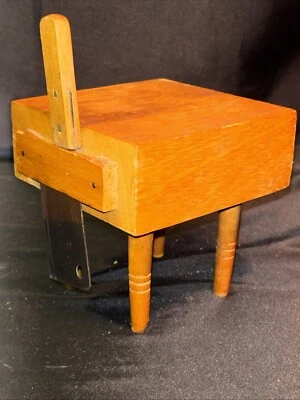 "Bloque de cortar madera miniatura Houston Foods de 4,5"" con palanca de acero inoxidable" Foto 1 de 4