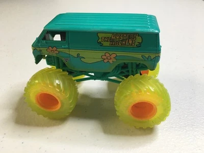 Hot Wheels Monster Jam грузовики The Mystery Machine полупрозрачные желтые шины 1:64 - Изображение 1 из 4