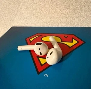 Apple AirPods 2nd Generation no Charging Case - Picture 1 of 3