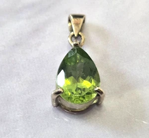 9ct Yellow Gold Pendant Charm Peridot Stone Full UK Hallmark Size 8mm x 18mm - Picture 1 of 9