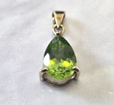 9ct Yellow Gold Pendant Charm Peridot Stone Full UK Hallmark Size 8mm x 18mm - Image 1 of 4