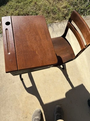 "Escritorio escolar de moda" infantil vintage de 1920 con tintero restaurado Foto 1 de 4