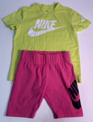 Nike Niño Niña 3-4 Años Logo Camiseta Pantalones Cortos Conjunto Rosa Lima Swoosh Conjunto XS Foto 1 de 4