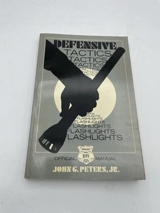 Defensive Tactics With Flashlights Manual John G. Peters, Jr. 1982 Vintage PB - Imagen 1 de 2