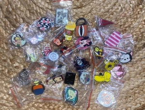 Lote de 29 prendedores comerciales/coleccionistas/recuerdo relacionados de Disney/Disneyland y - Imagen 1 de 8