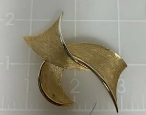 Vintage gold tone Trifari brooch/pin fun abstract shape - Picture 1 of 4