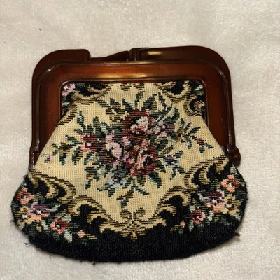 Monedero vintage floral a punta de aguja con marco de plástico Foto 1 de 3