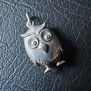 CHARMING VINTAGE STERLING SILVER WISE OWL NECKLACE CHARM PENDANT - Picture 1 of 8