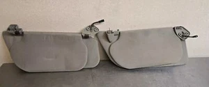 2002-2004 F250 F350 Excursion LEFT & RIGHT SUN VISOR LARIAT PAIR w CLIPS GRAY 2 - Foto 1 di 11