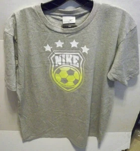 CAMISETA GRÁFICA DE FÚTBOL PARA NIÑOS JÓVENES NIKE FÚTBOL GRIS NUEVA $25 052 - Imagen 1 de 1
