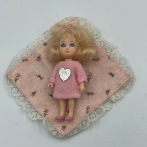 Mini muñeca vintage TYCO 1990 rubia ojos azules pelo rizado manta miniatura 2,5" - Imagen 1 de 5