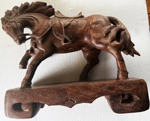 Scultura cavallo in legno intagliato vintage - Foto 1 di 6