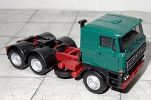 Herpa 317399 - RABA Zugmaschine 3-achsig (Lizenz DAF) - grün / Fahrgestell rot - Bild 1 von 3