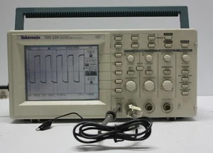 Tektronix 100 MHz TDS220 con sonda O.E.M. - Foto 1 di 3