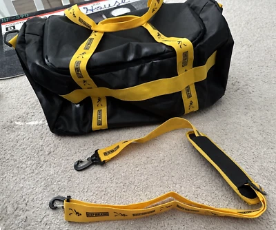 Bolso de Lona Johnnie Walker Resistente al Agua - Negro y Amarillo - Viaje/Gimnasio - Usado Foto 1 de 4