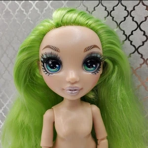 Muñeca MGA Rainbow High Jade Hunter 11". Marca pequeña en la frente - Imagen 1 de 6