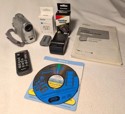 索尼 Handycam DCR-HC20 MiniDV 摄像机套装 – 全新电池 + 充电器 — 第 1/4 张图片