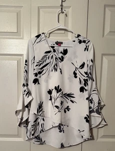 Vince Camuto White and Black V-Neck Flutter Sleeve Blouse ~ Size SMALL ~ NEW! - Picture 1 of 9