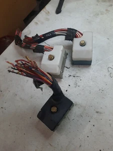 2005 Jeep Liberty Fuse Box BODY CONTROL MODULE HARNESS PLUGS - Picture 1 of 2