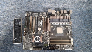ASUS Sabertooth 990FX R2.0 Motherboard - AMD FX-8370 - Picture 1 of 7
