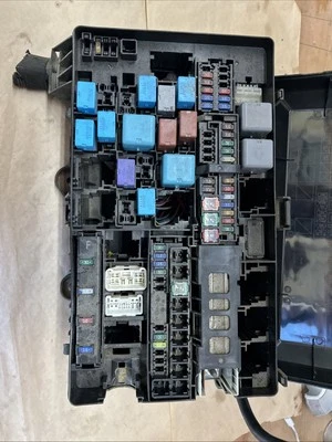 Toyota Tundra 2012-2013 caja de fusibles de motor de 5,7 L (8 cilindros) OEM Foto 1 de 2