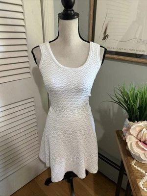 Vestido Feminino TORN RONNY KOBO Pequeno Branco Texturizado Malha Elástica Fit Flare Preppy - Imagem 1 de 4