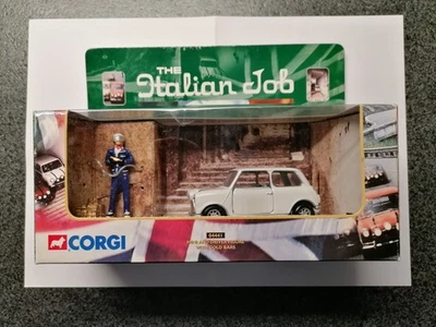 CORGI TOYS  / THE ITALIAN JOB DRIVER FIGURE WITH GOLD BARS / Creme Weißer MINI  - Bild 1 von 4