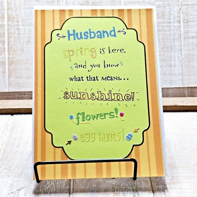 Tarjeta de felicitación de diseñador esposo primavera amarillo verde huevos en relieve Foto 1 de 4