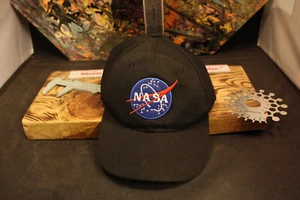 Gorra NASA Black Spirit Frontal Logo Correa Trasera Espacio Exterior Cadete S Bordada - Imagen 1 de 5